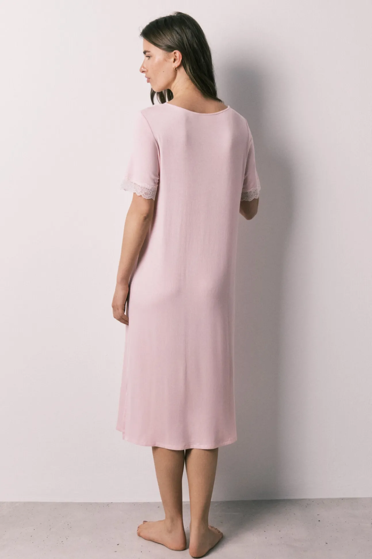 Camisa de dormir midi em viscose e renda rosa