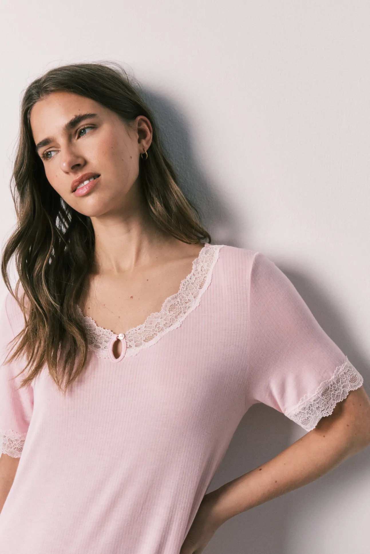 Camisa de dormir midi em viscose e renda rosa