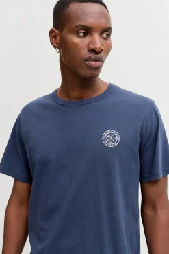 camiseta básica e descontraída