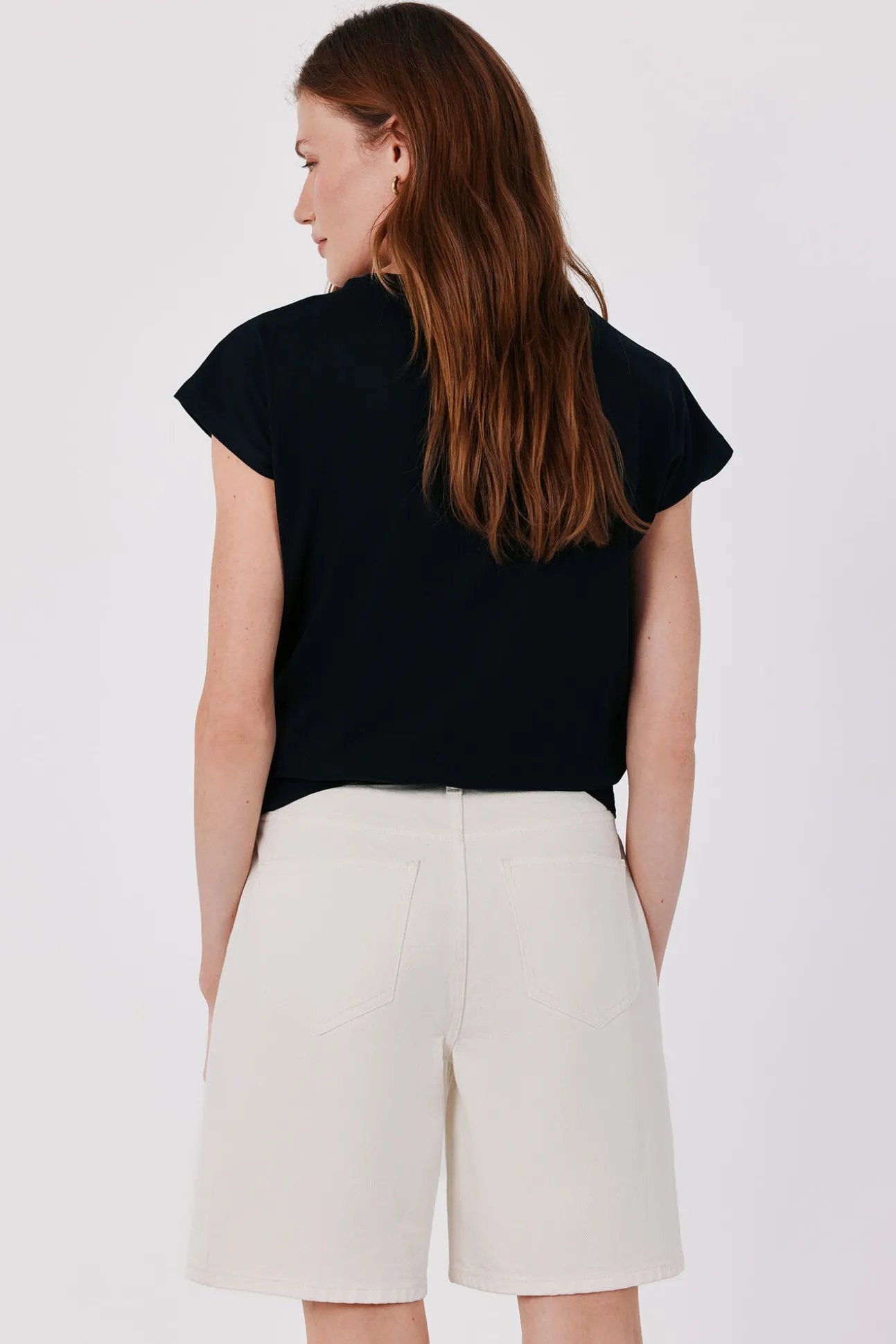 Camiseta básica com botões dourados