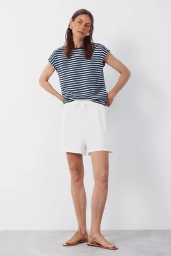Camiseta básica com botões dourados