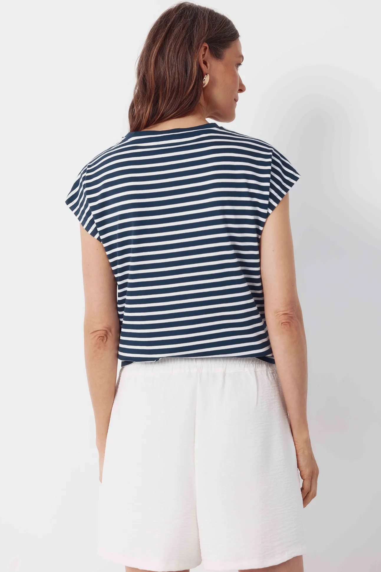 Camiseta básica com botões dourados
