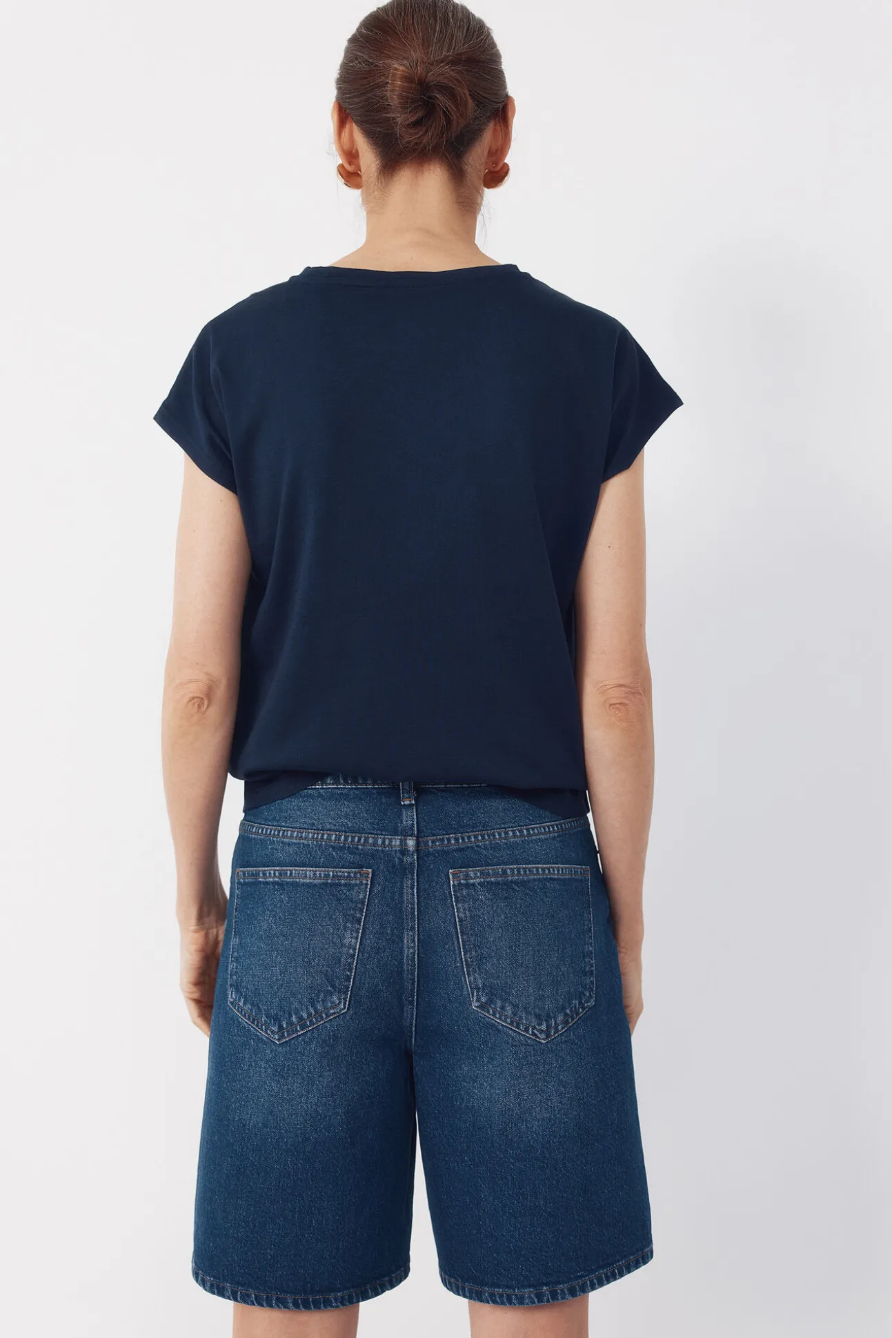 Camiseta básica com botões dourados