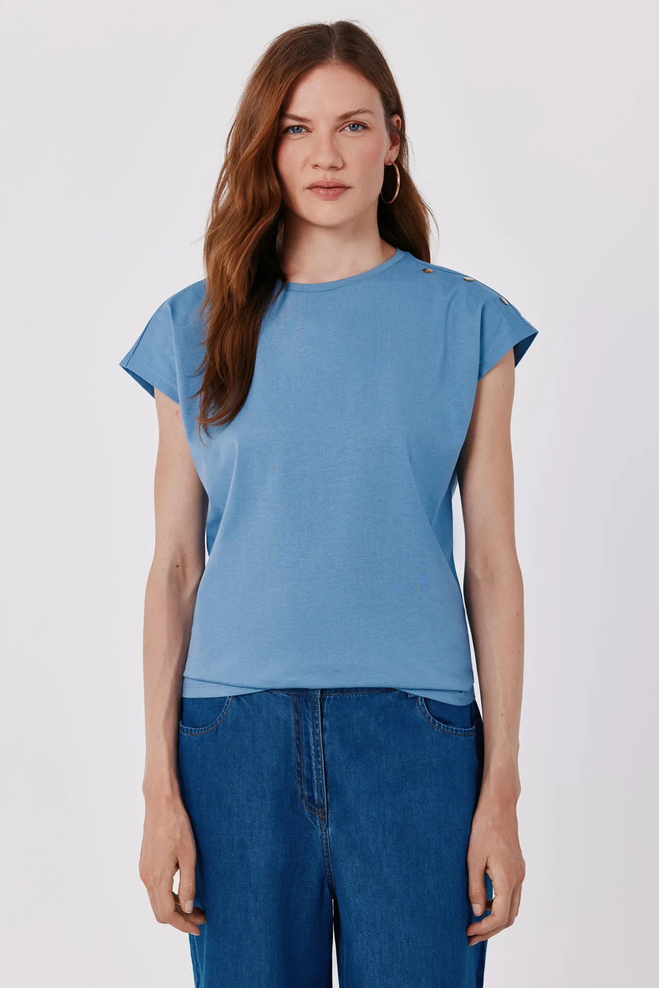 Camiseta básica com botões dourados