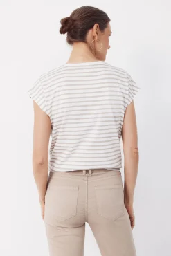Camiseta básica com botões dourados