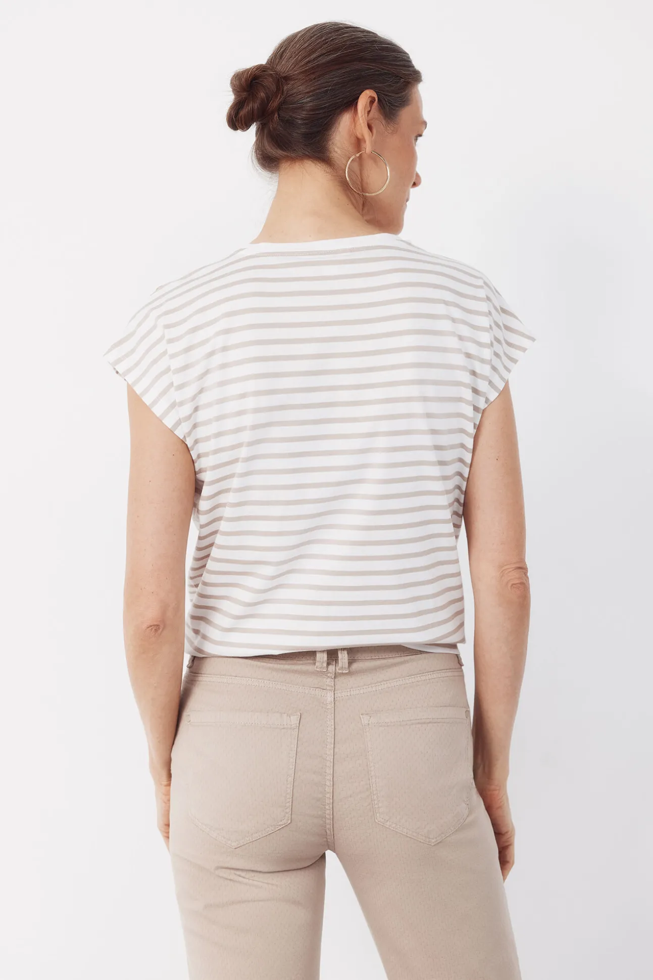 Camiseta básica com botões dourados