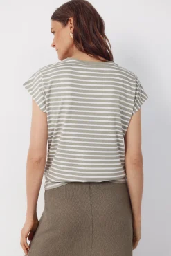 Camiseta básica com botões dourados