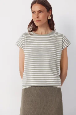 Camiseta básica com botões dourados