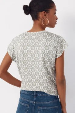 Camiseta básica com botões dourados