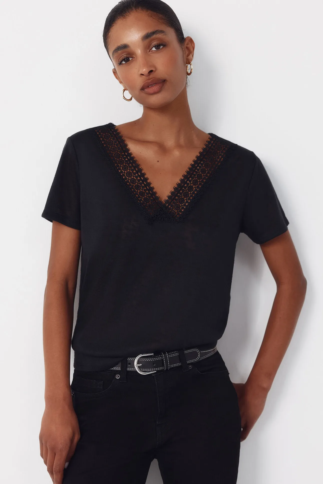 Camiseta com bico e enfeites