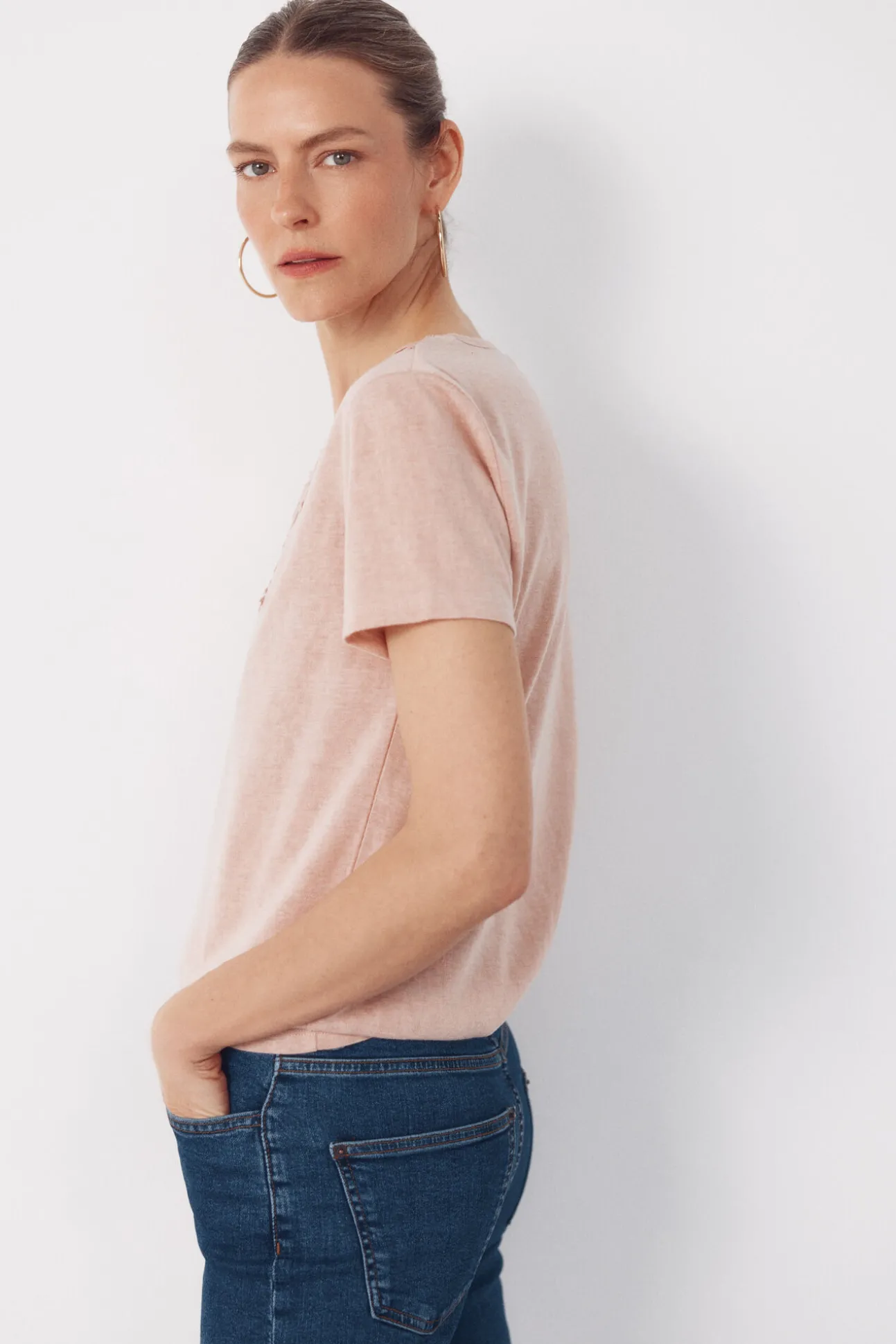 Camiseta com bico e enfeites