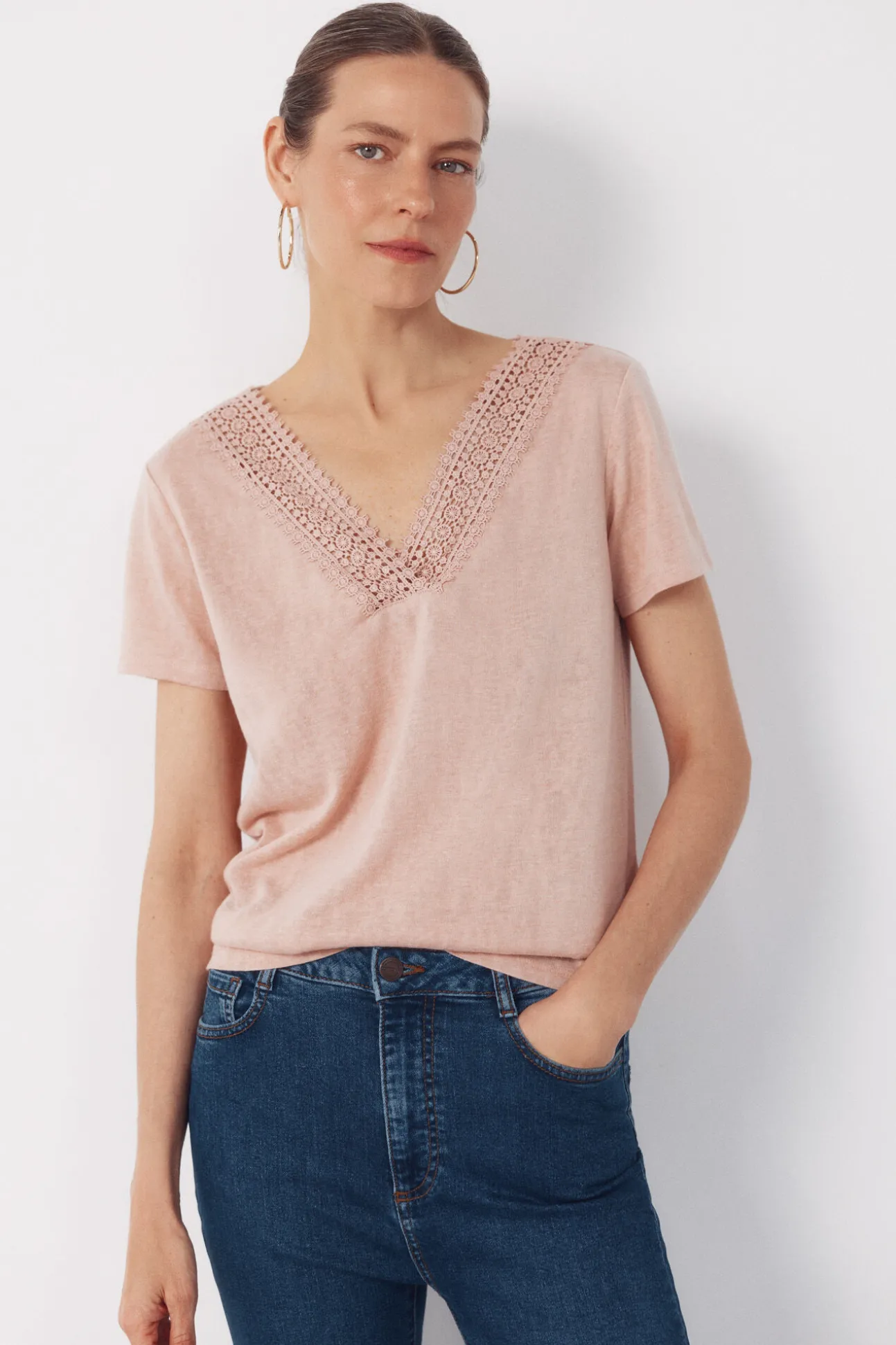 Camiseta com bico e enfeites