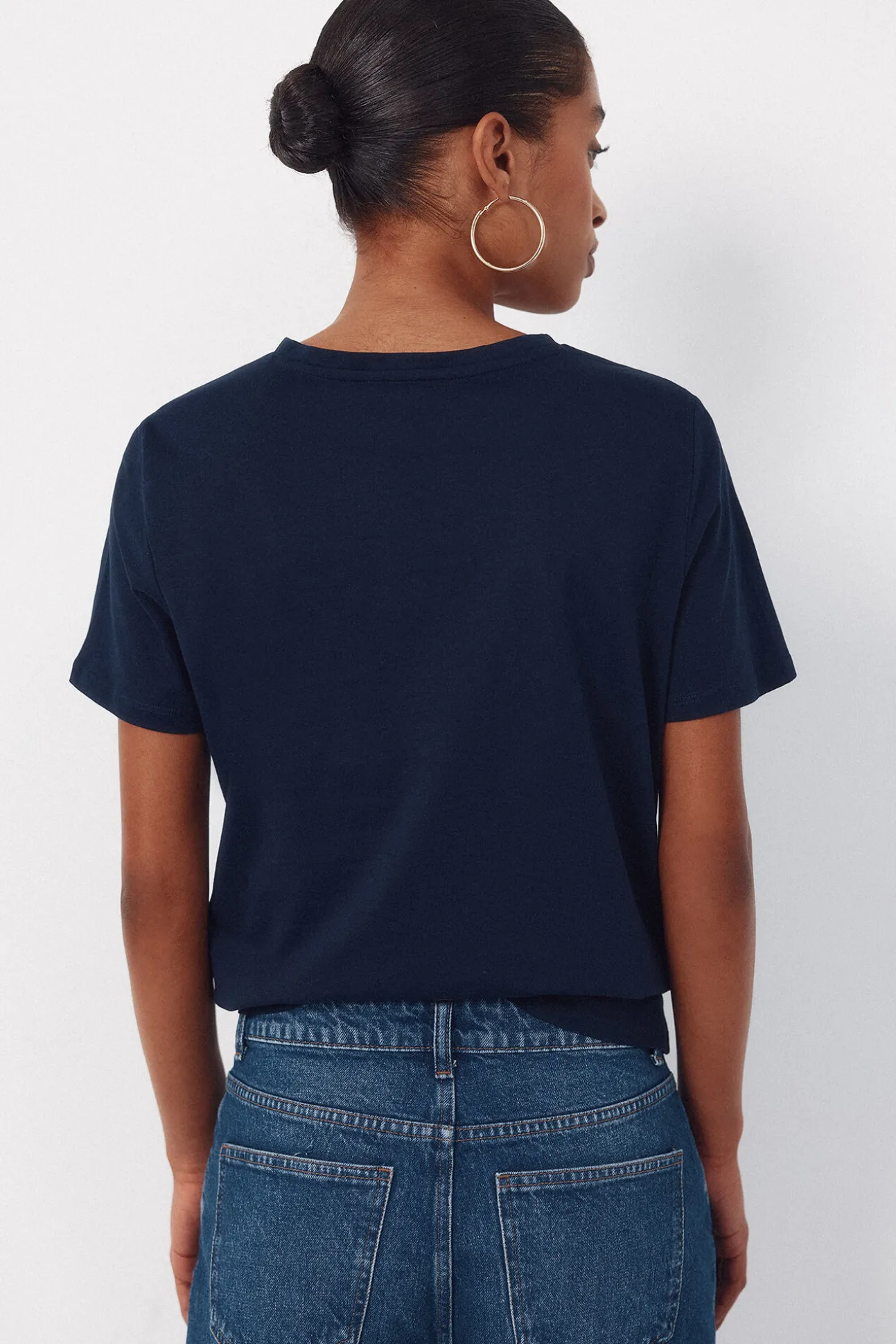 Camiseta com bordado posicional