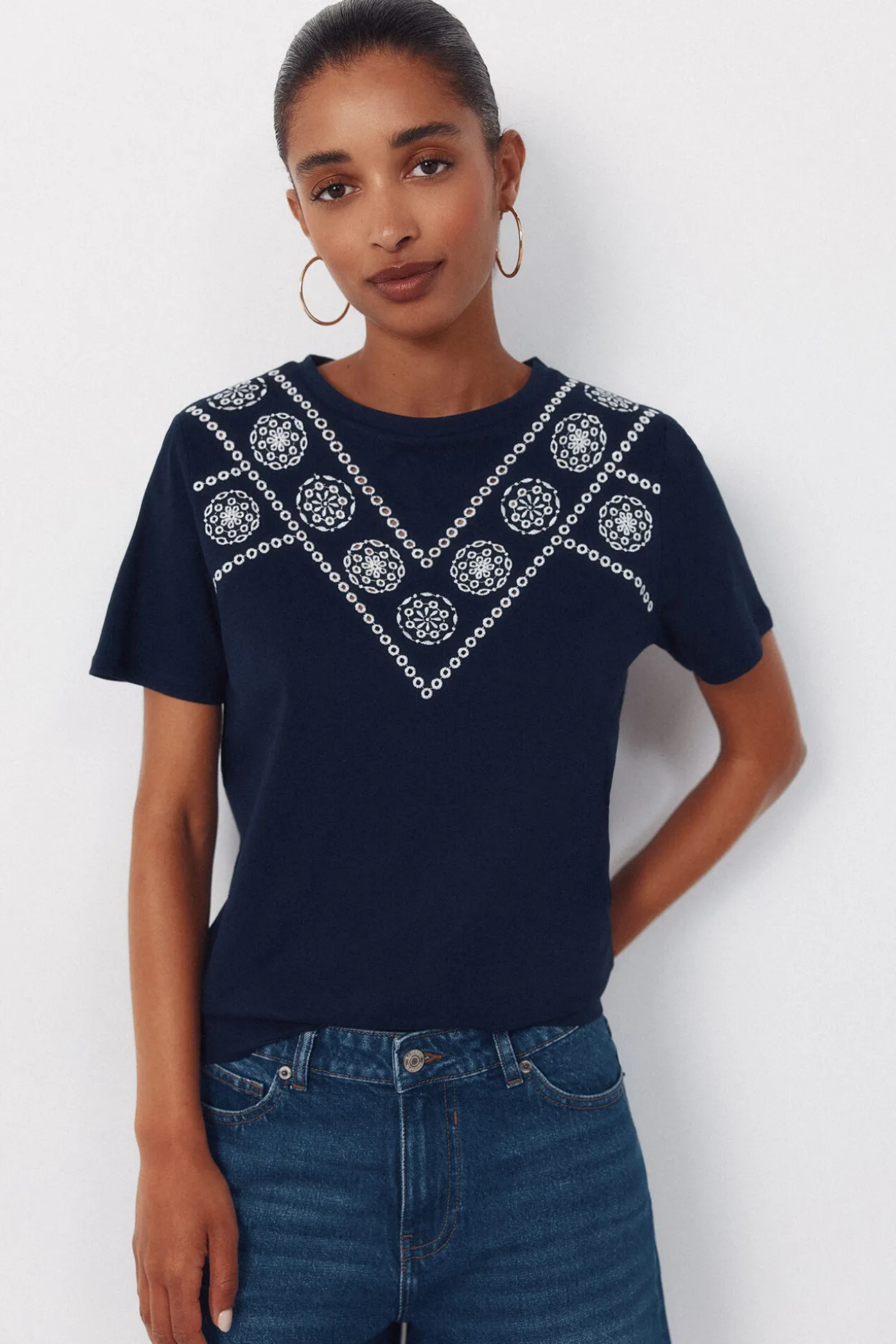Camiseta com bordado posicional