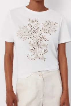 Camiseta com bordado posicional