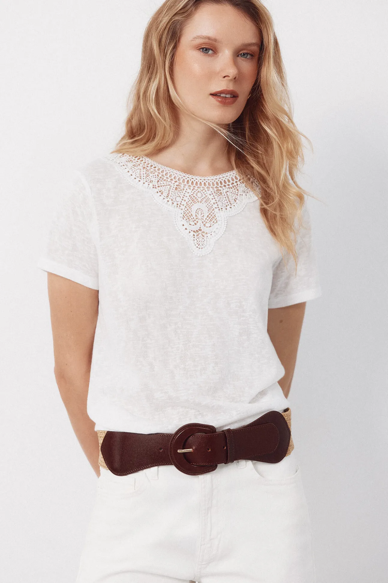 Camiseta com decote em guipure