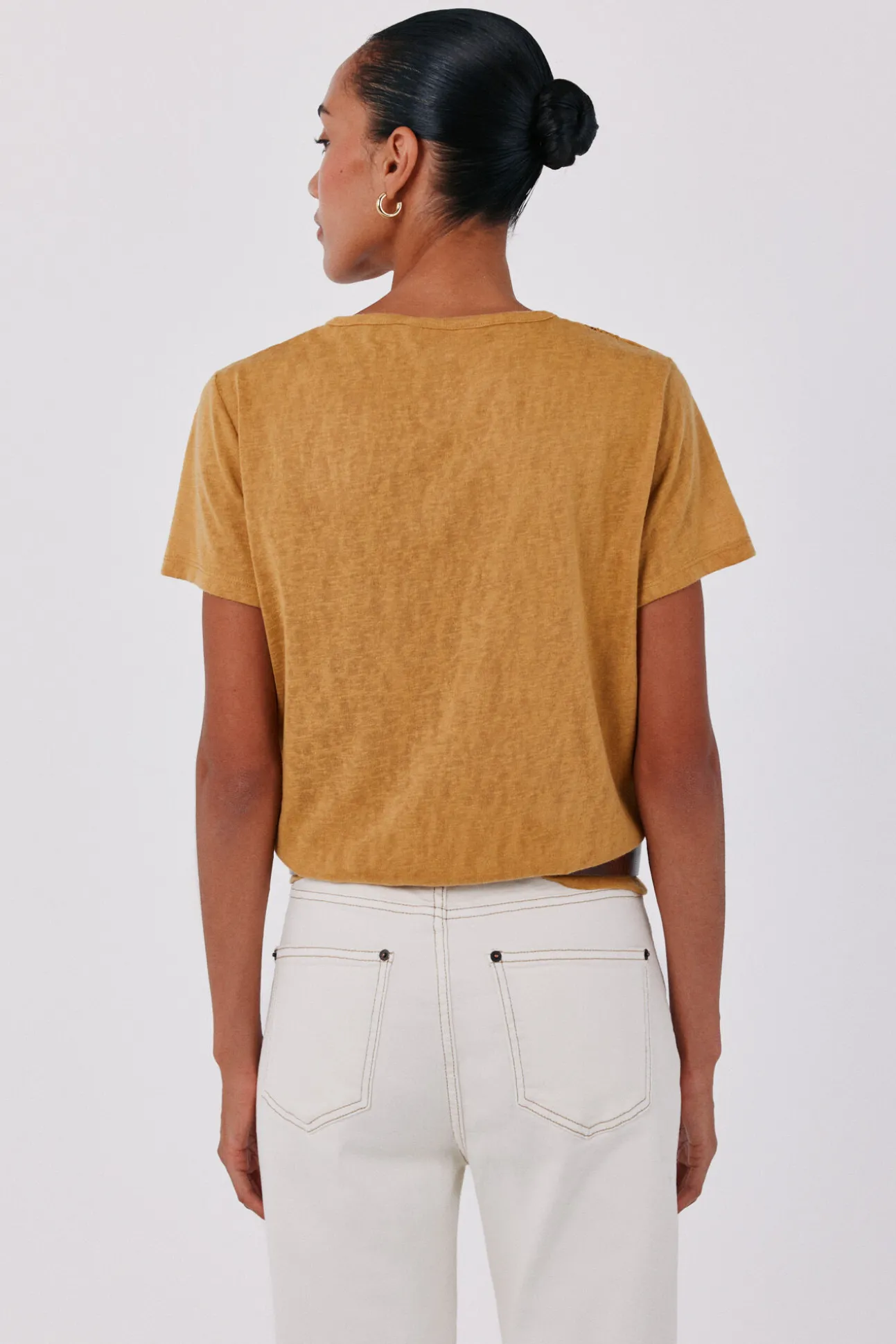 Camiseta com decote em guipure