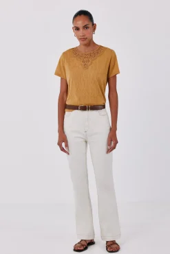 Camiseta com decote em guipure