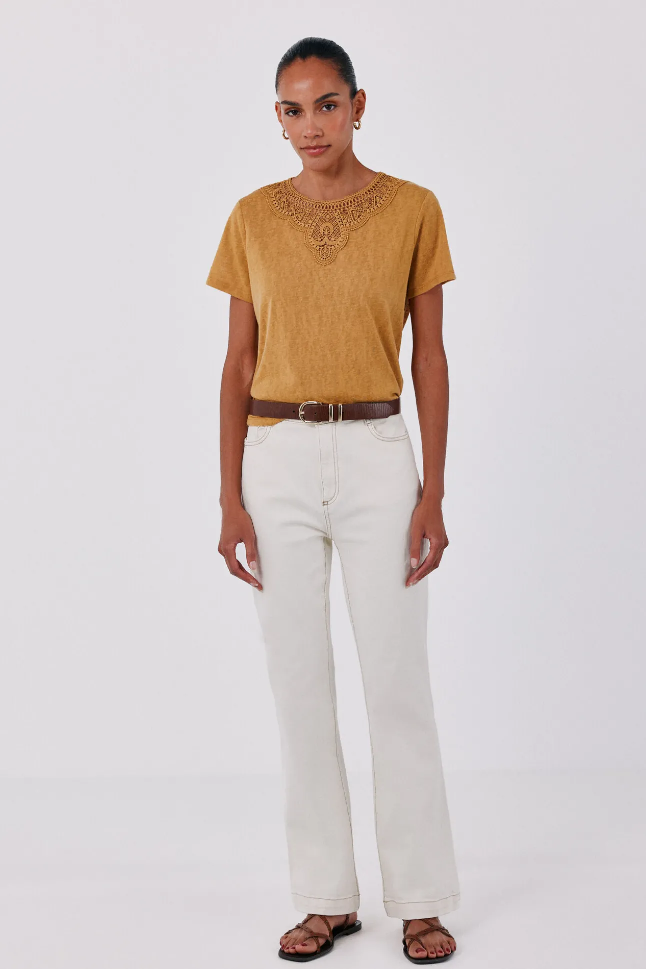 Camiseta com decote em guipure