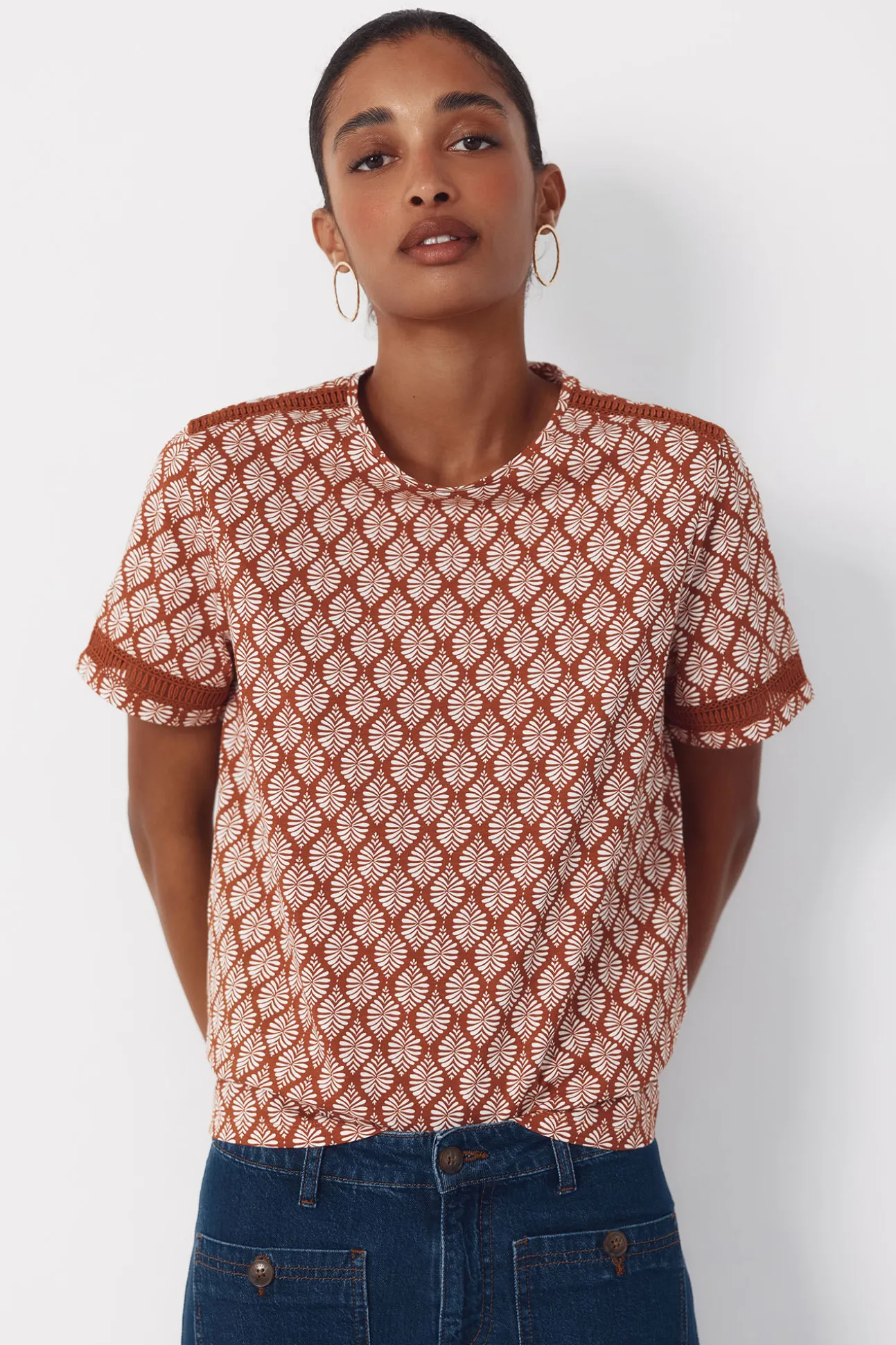 Camiseta com detalhe de bainha