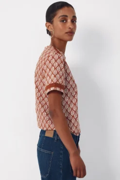 Camiseta com detalhe de bainha