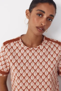 Camiseta com detalhe de bainha
