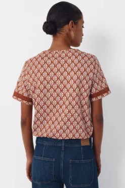 Camiseta com detalhe de bainha