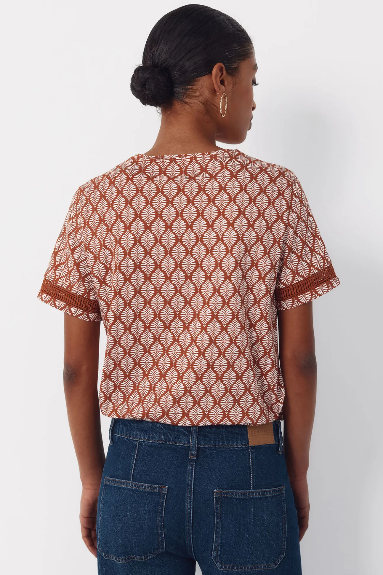 Camiseta com detalhe de bainha