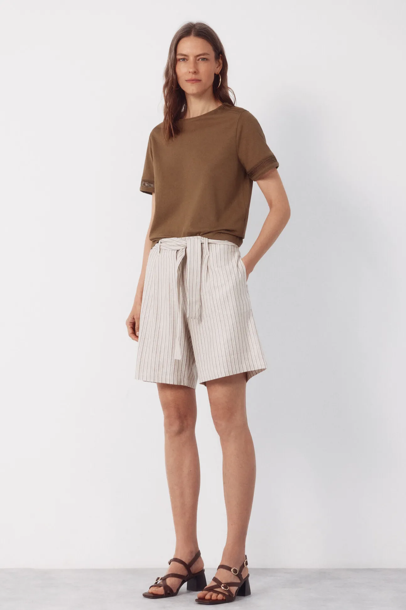 Camiseta com detalhe de bainha