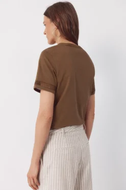 Camiseta com detalhe de bainha