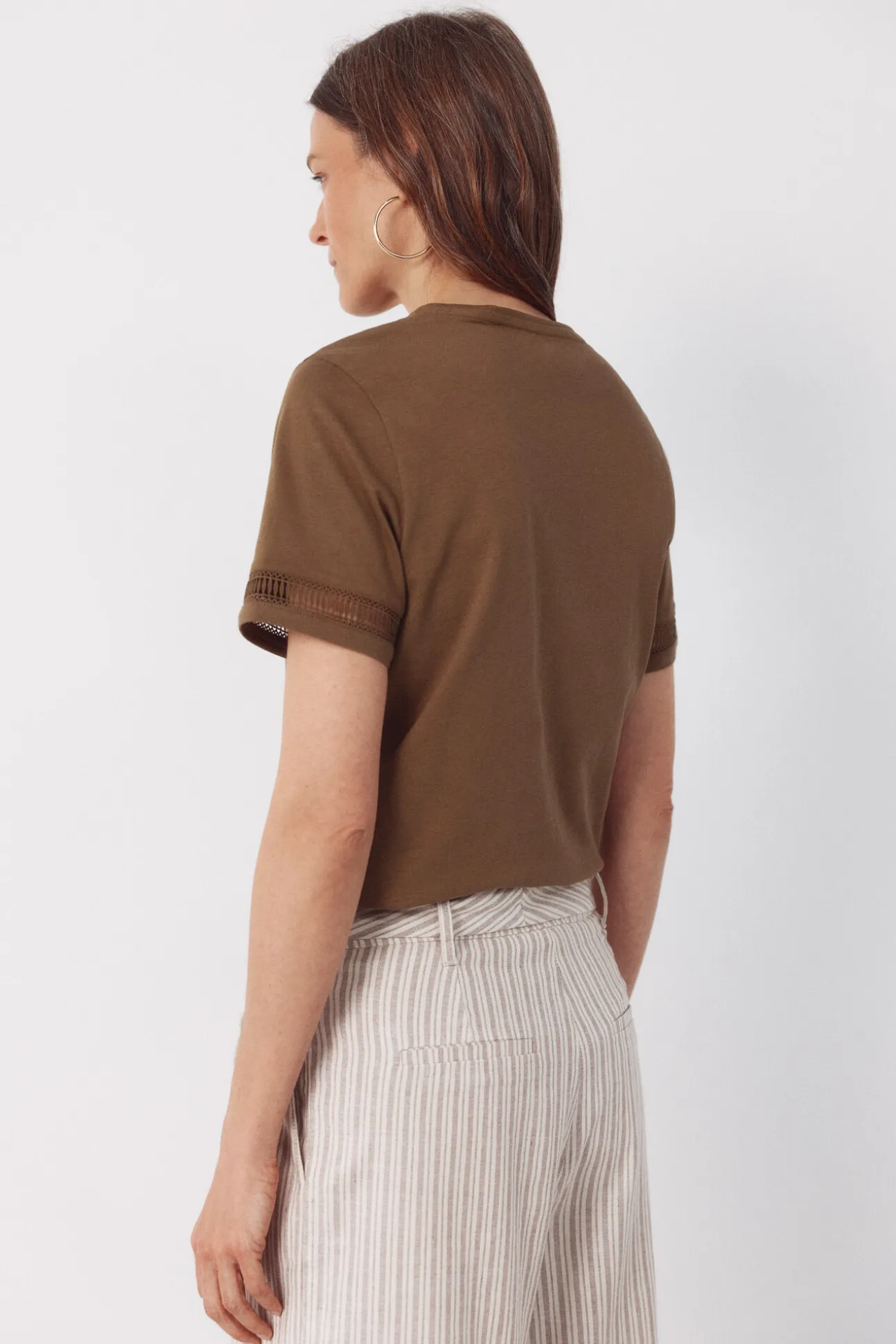 Camiseta com detalhe de bainha