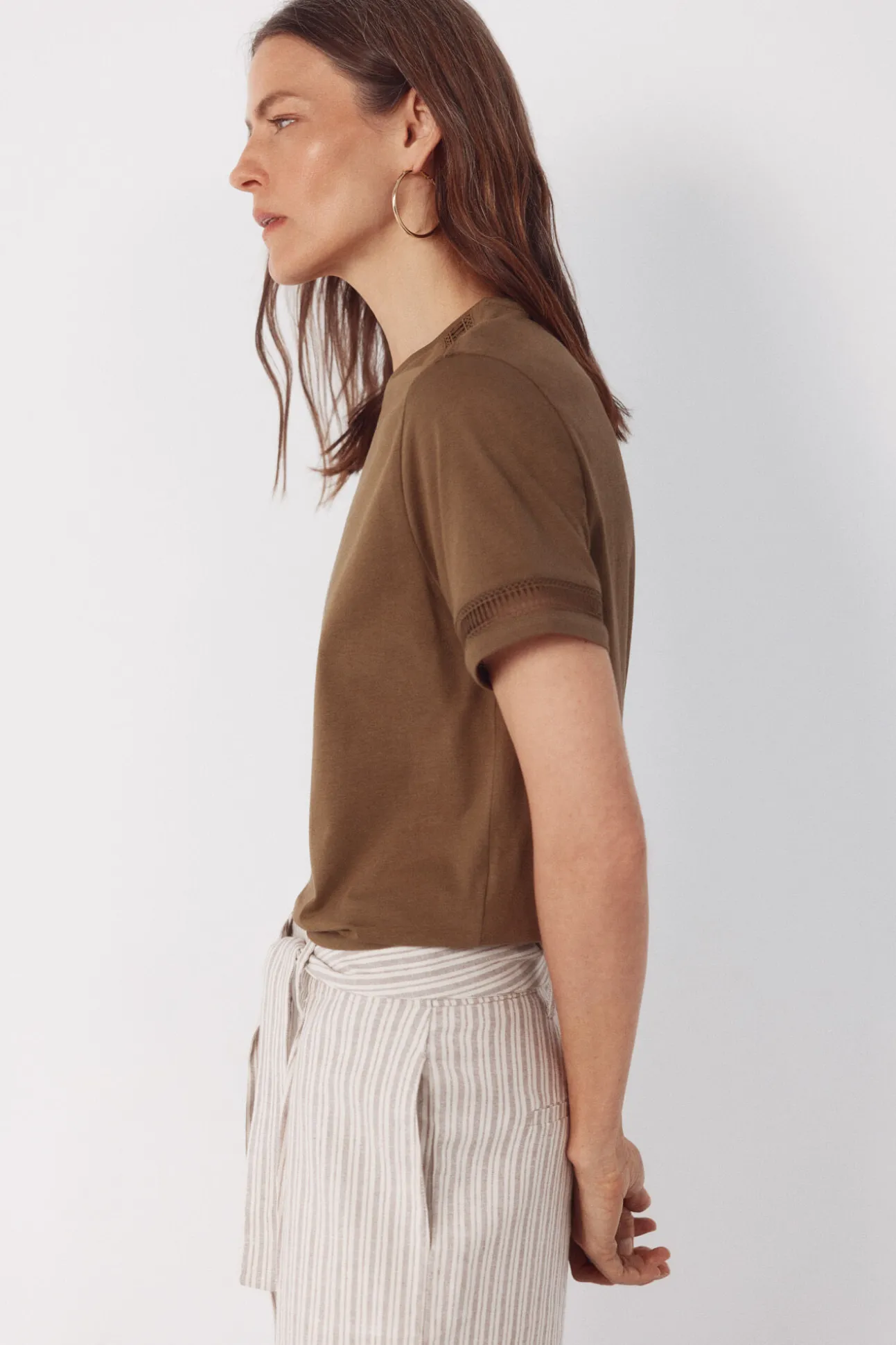 Camiseta com detalhe de bainha