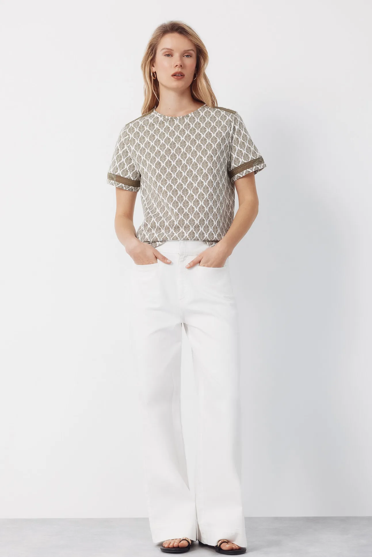 Camiseta com detalhe de bainha
