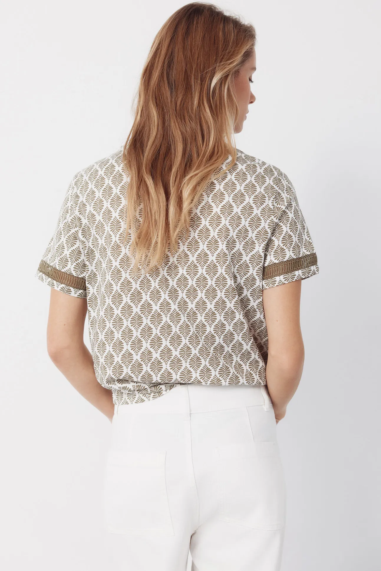 Camiseta com detalhe de bainha