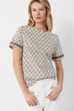 Camiseta com detalhe de bainha