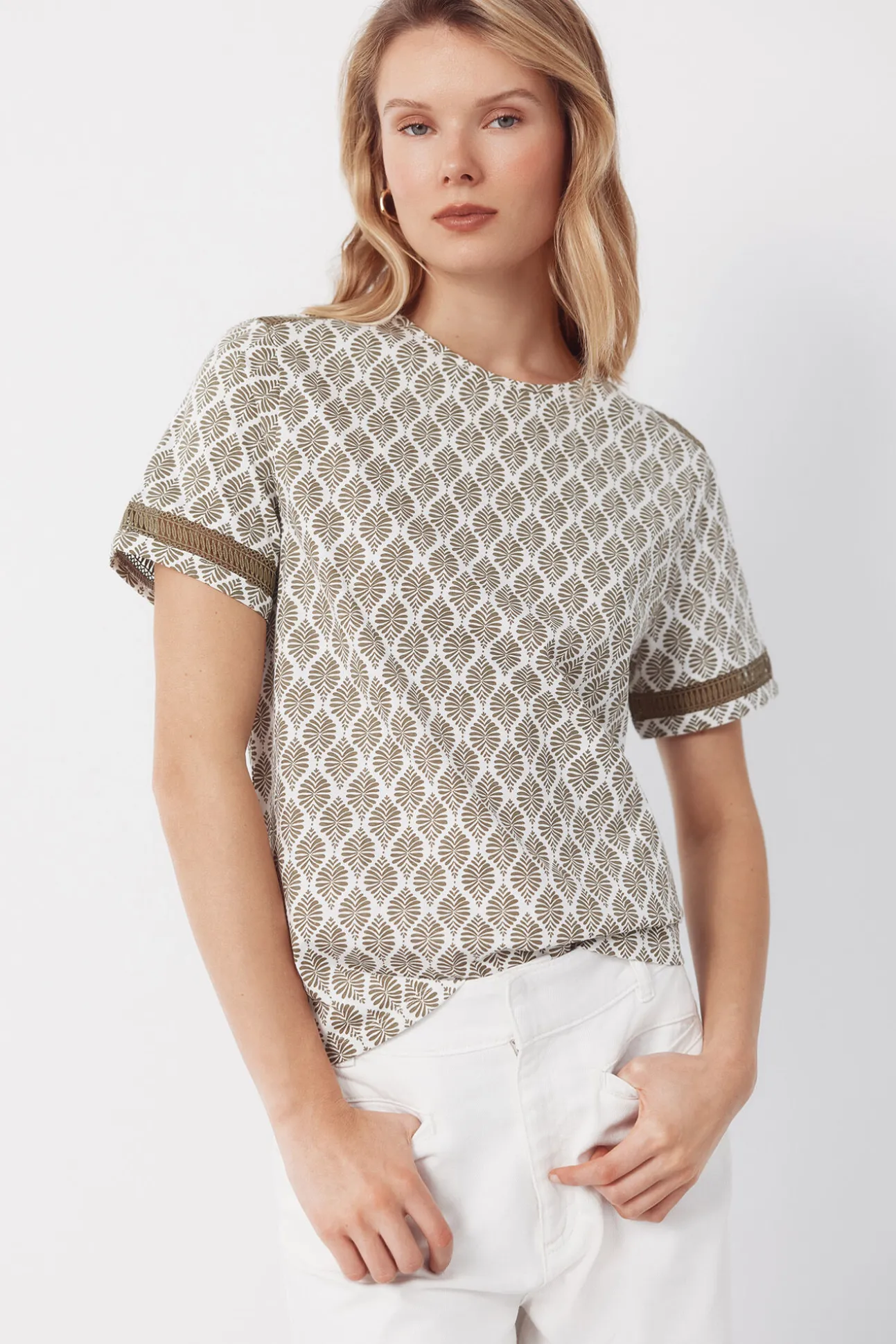 Camiseta com detalhe de bainha
