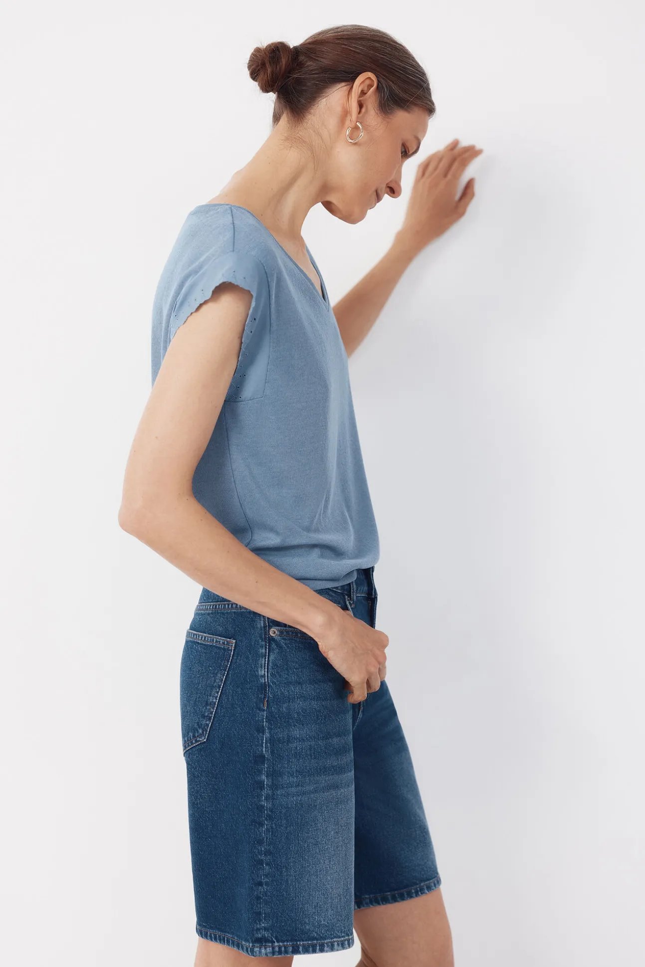 Camiseta com detalhes nas mangas