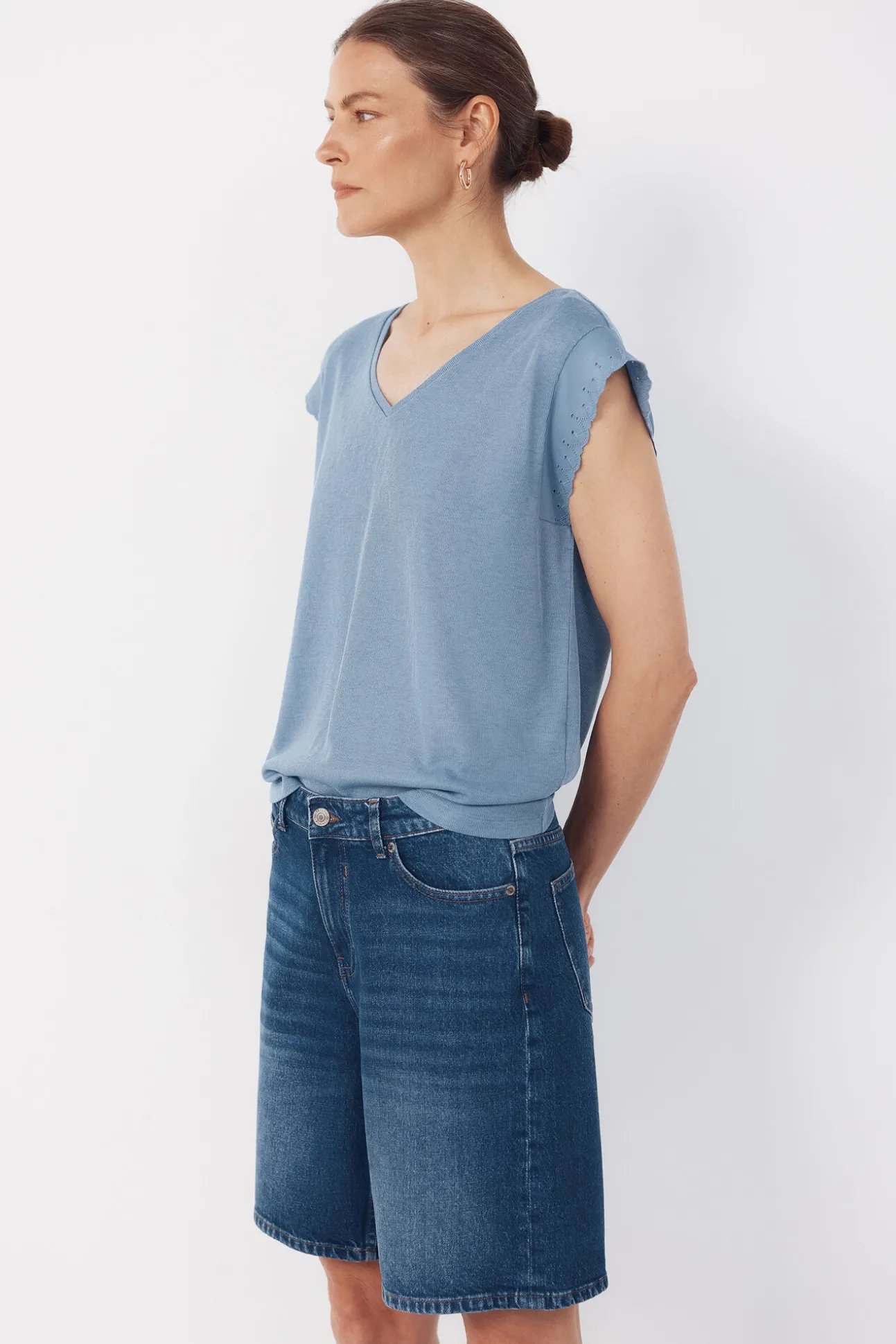 Camiseta com detalhes nas mangas