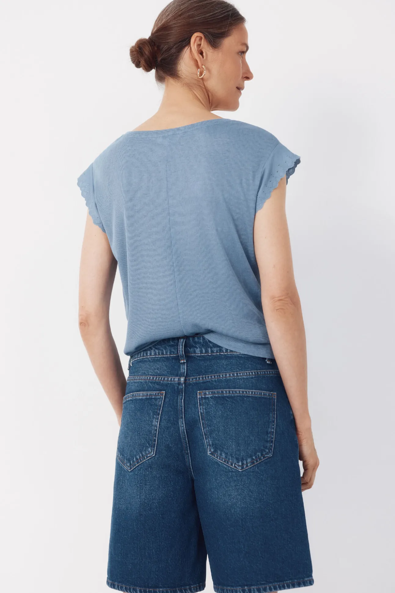 Camiseta com detalhes nas mangas