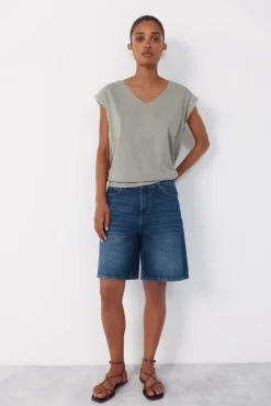 Camiseta com detalhes nas mangas