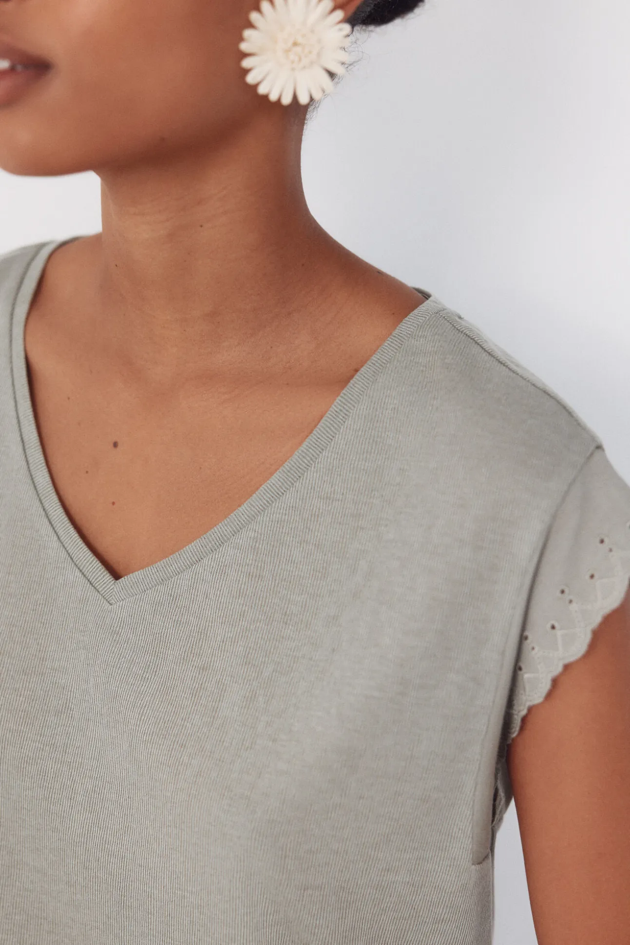 Camiseta com detalhes nas mangas