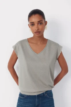 Camiseta com detalhes nas mangas
