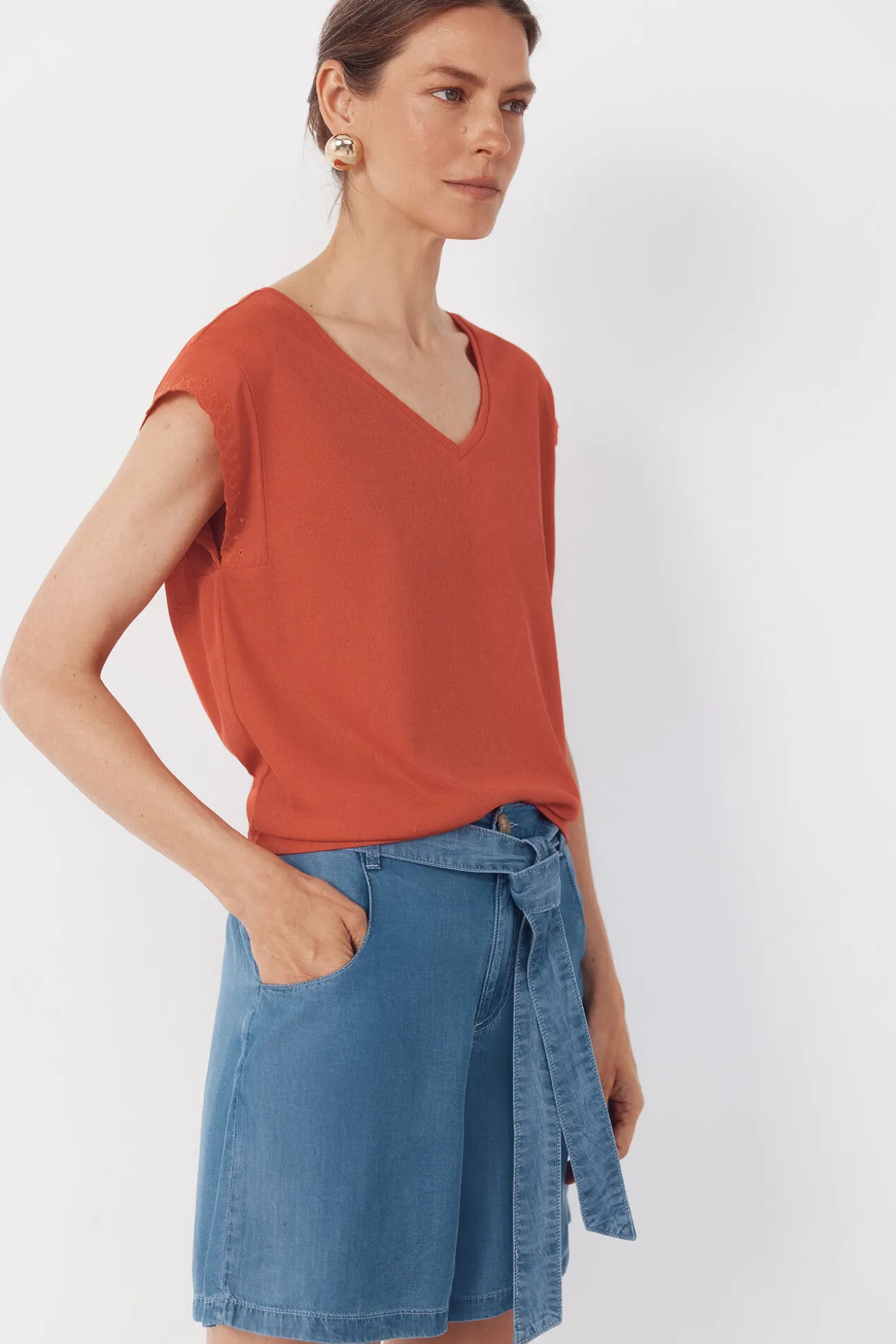 Camiseta com detalhes nas mangas