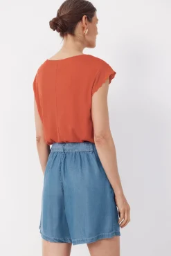 Camiseta com detalhes nas mangas