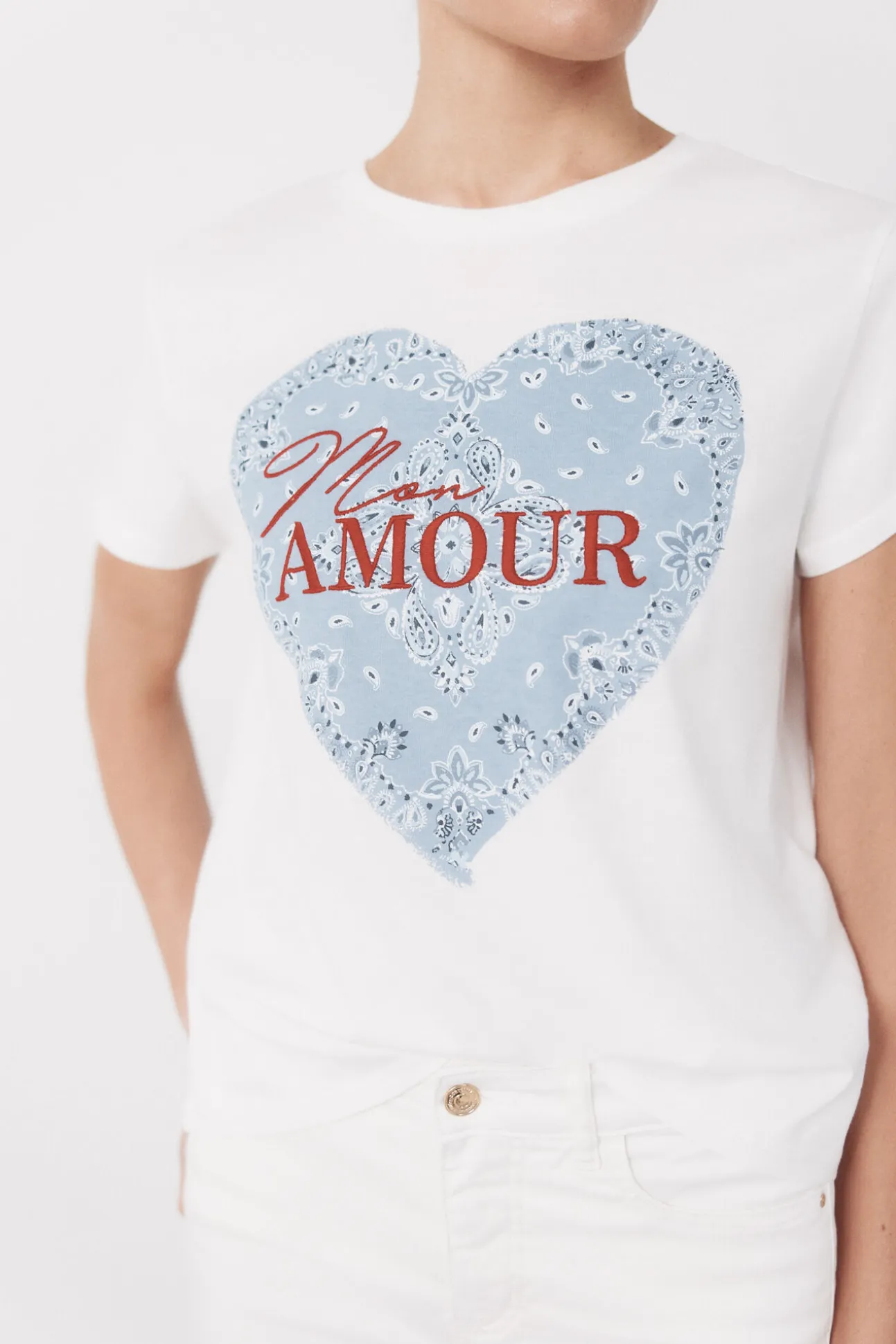 Camiseta com estampado posicional