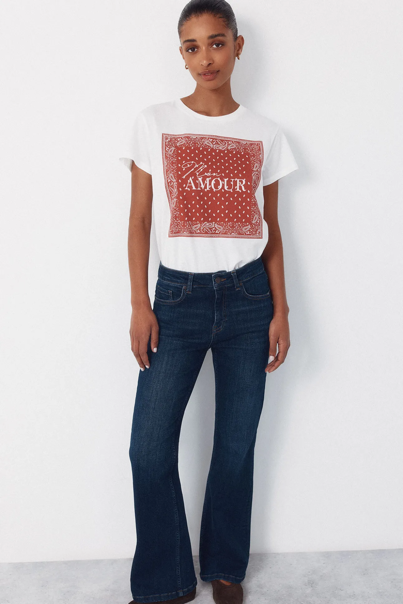 Camiseta com estampado posicional