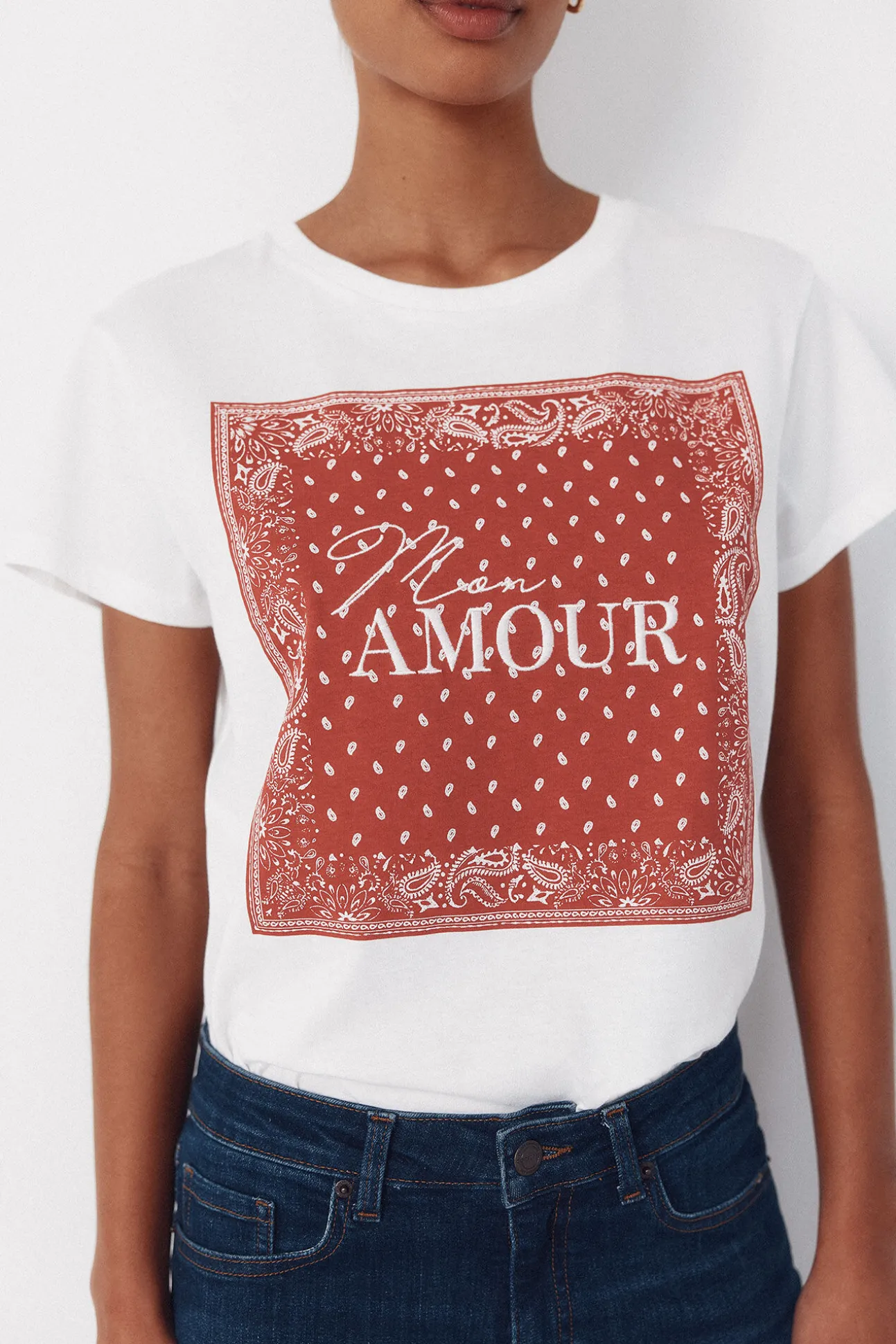 Camiseta com estampado posicional