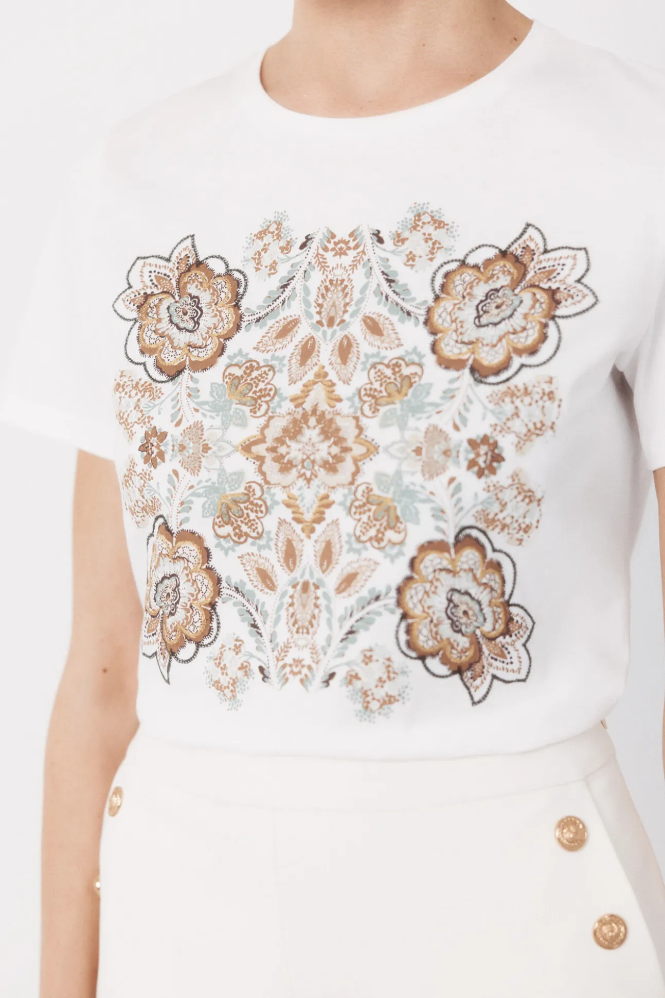 Camiseta com estampa floral