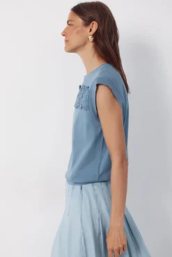 Camiseta com fita de crochet floral
