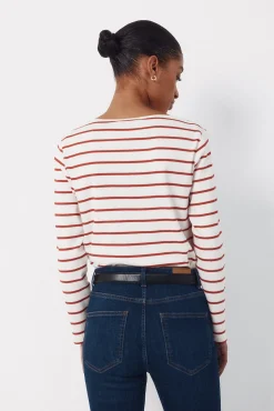 Camiseta com gola canoa contrastante